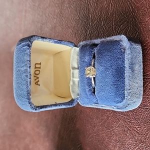 Avon Brilliantelle Solitaire Ring 1979. Size 7.